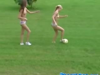 Desnudo lesbianas jugando fútbol
