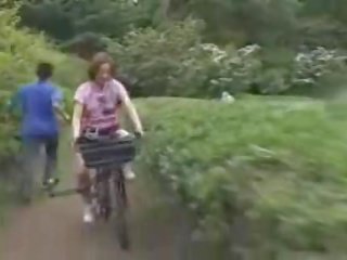 Японська damsel masturbated в той час як скаче a specially modified ххх фільм bike!