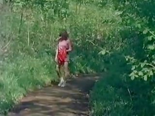 Adoleshent vogëlushe masturbim në the natyrë