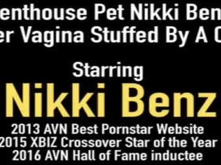 Penthouse animal de compagnie nikki benz a son vagin farci par une cock&excl;