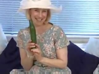 Prime housewife fucks a cucumber