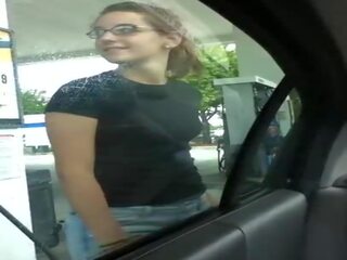 Mlada ženska bursting da pee pri gas postaja, brezplačno umazano posnetek mov a3