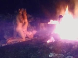 متأخر ليل bonfire سخيف