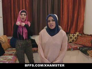 Bffs - sramežljivo neizkušen poonjab dekleta jebemti v njihovo hijabs