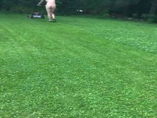 Mowing grass nahý: volný nahý ženy v veřejné vysoká rozlišením špinavý klip video