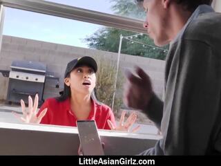 Incredibile asiatico pizza consegna giovane signora ember la neve scopa gamers cazzi